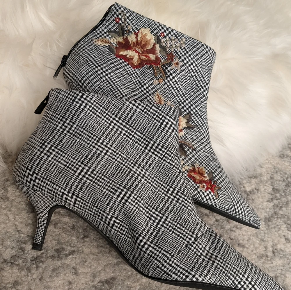 Charles & Keith Shoes - Size 39 Embroidered Plaid Ankle Bootie with Kitten Heel - Picture 2 of 6